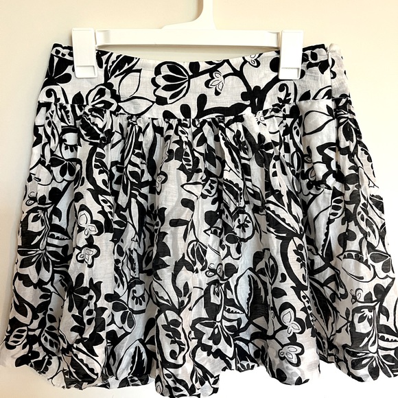 Express Dresses & Skirts - Beautiful floral skirt with pockets